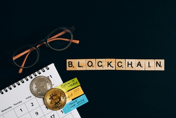Blockchain tiles with a calendar and coin