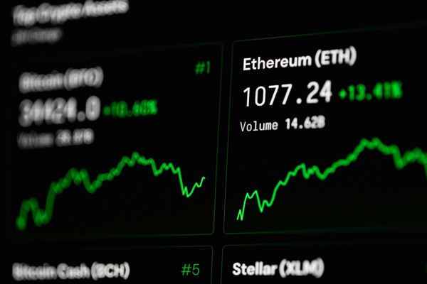 Crypto price dashboard with Bitcoin and Ethereum quotes